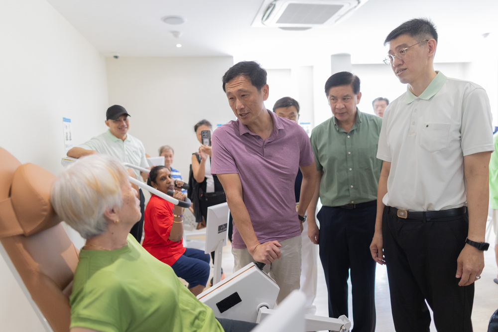 王乙康部长（左二）、洪维能议员（右二）在李荣富（右一）陪同下，参观中心设备，了解长者需求和使用情况。摄/ 陈正宇