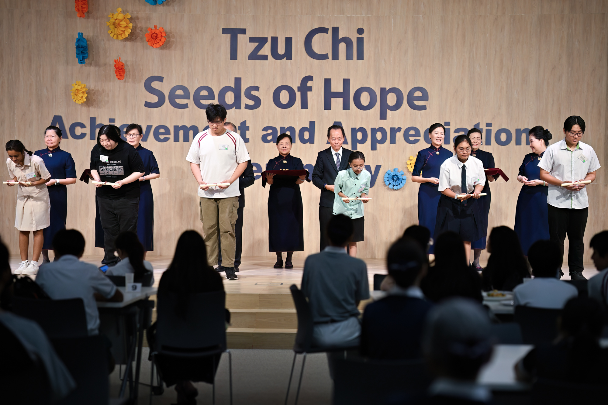 新芽励学金暨感恩典礼主要用于表扬与鼓励在困境中努力向学的学生，今年共有57位学生获奖。摄/ 黎东兴