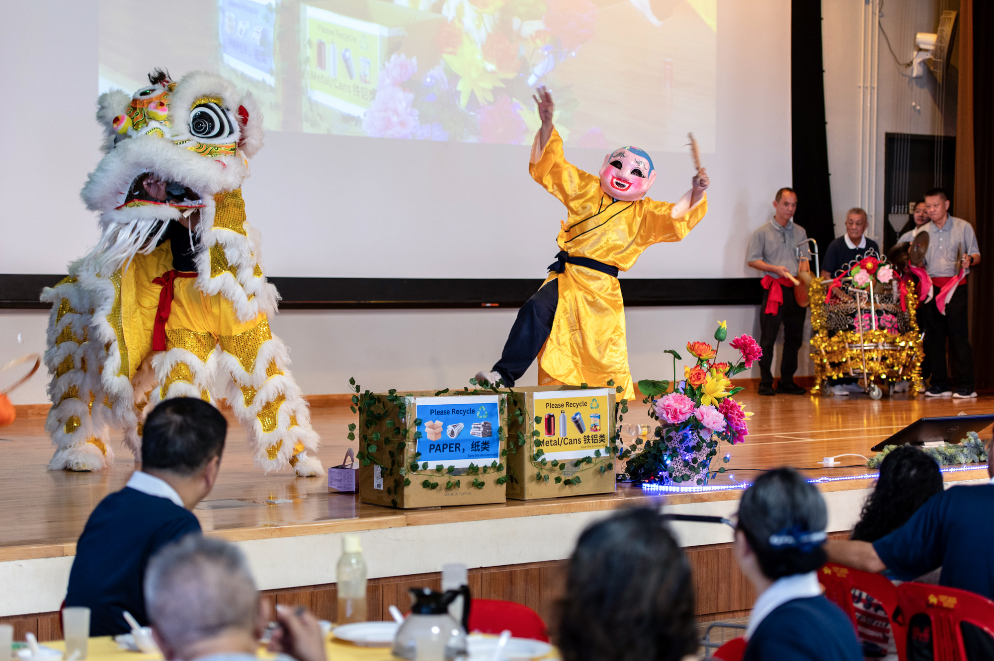 舞狮和大头娃娃通过话剧表演，传递环保的理念。摄/ 黄建兴