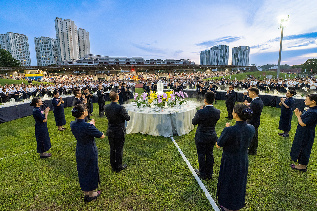 疫后户外浴佛  涤心垢祈平安